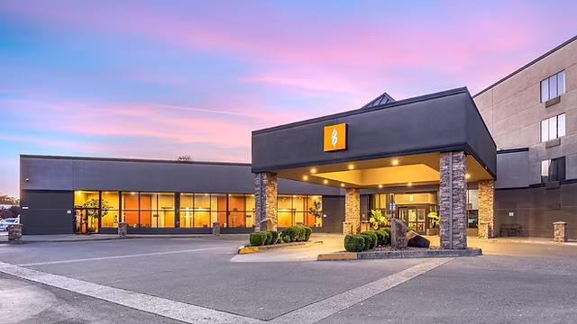 Hell's Canyon Hotel in Lewiston, ID Front Entrance